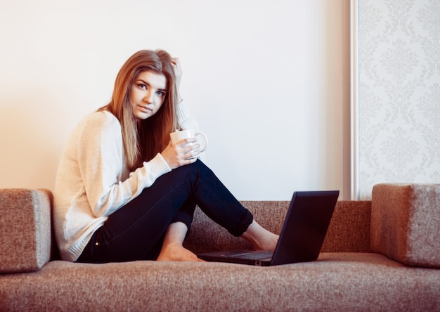 Femme sur le sofa