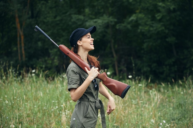 Femme soldat bras sur l'épaule est une salopette verte de style de vie de chasse amusante