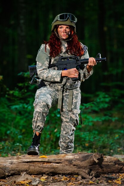 Femme soldat dans la forêt