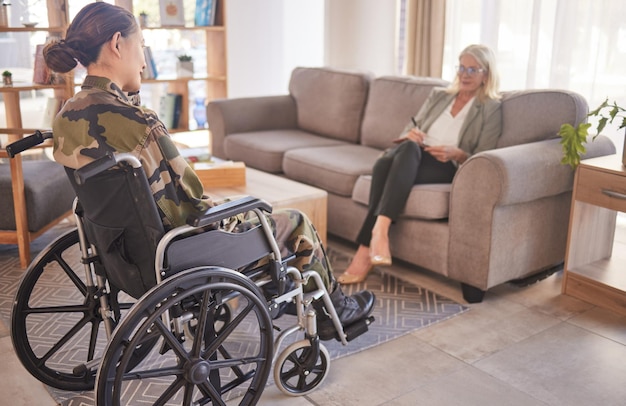 Femme soldat en fauteuil roulant et thérapeute en rééducation ou soutien aux traumatismes de guerre Thérapie psychologique ou officier militaire pour troubles mentaux ou communication pour la douleur en Ukraine