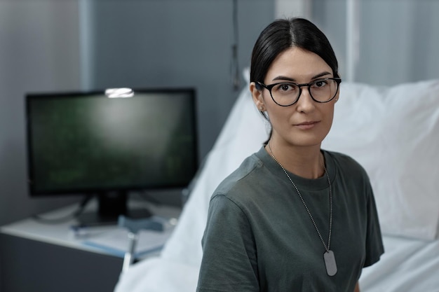 Femme soldat recevant un traitement à l'hôpital