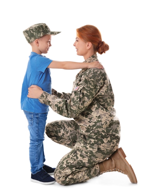 Femme soldat et son fils sur fond blanc