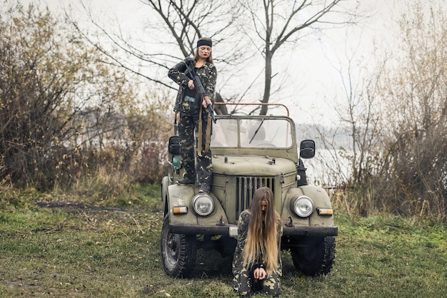 Femme soldat et son otage contre voiture militaire