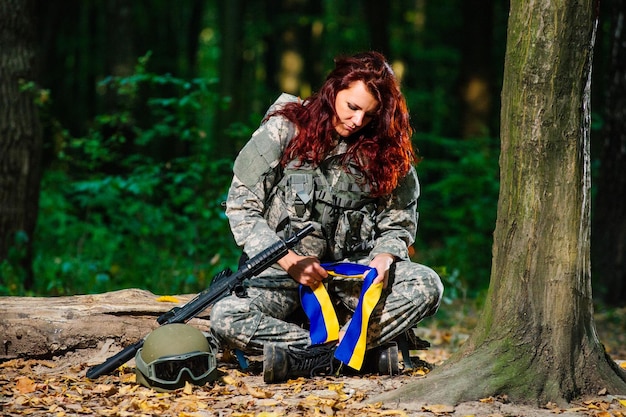 Femme soldat ukrainienne dans la forêt