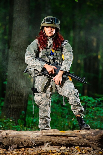 Femme soldat ukrainienne dans la forêt