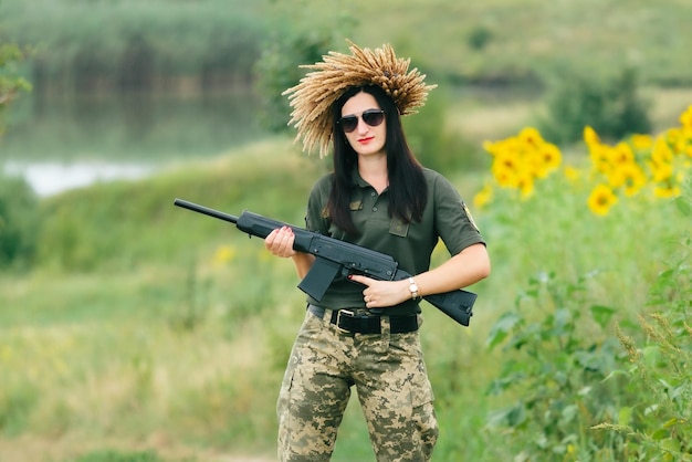 Femme soldat en uniforme militaire Une fille en uniforme militaire avec une arme Femme ukrainienne dans une couronne