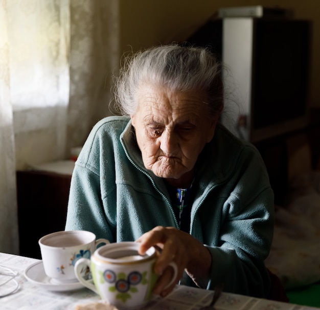 Femme solitaire âgée