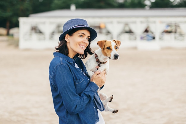 Femme et son animal de compagnie