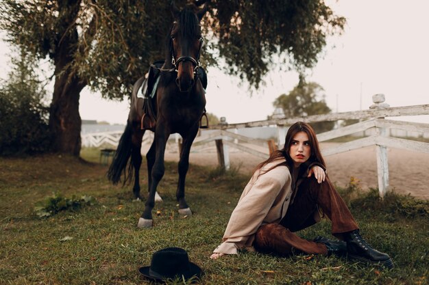 Photo une femme avec son cheval à un ranch en plein air