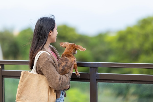 Une femme avec son chien dachshund dans le parc