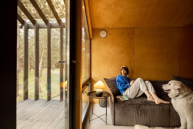 Femme avec son chien dans la maison sur la nature