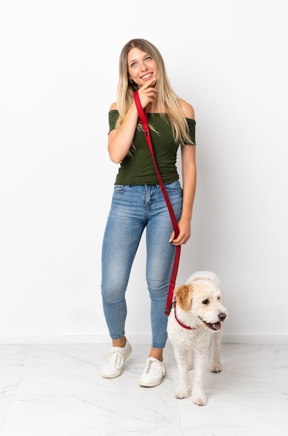 femme avec son chien