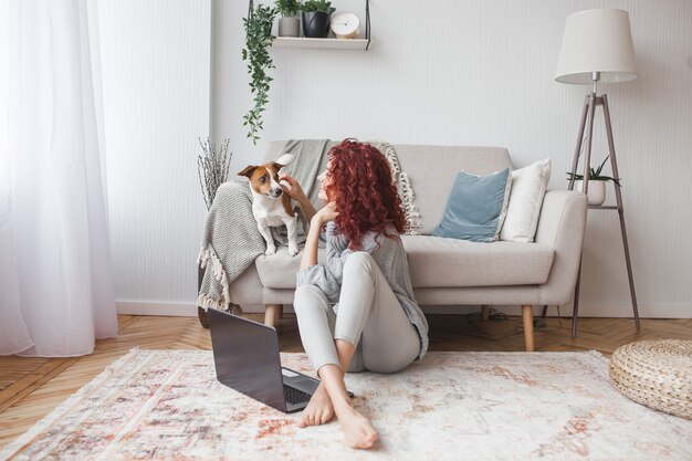 Femme avec son chien