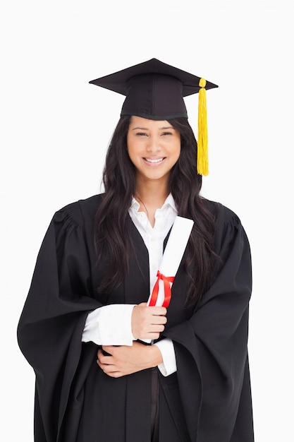 Femme avec son diplôme habillé dans sa robe de graduation