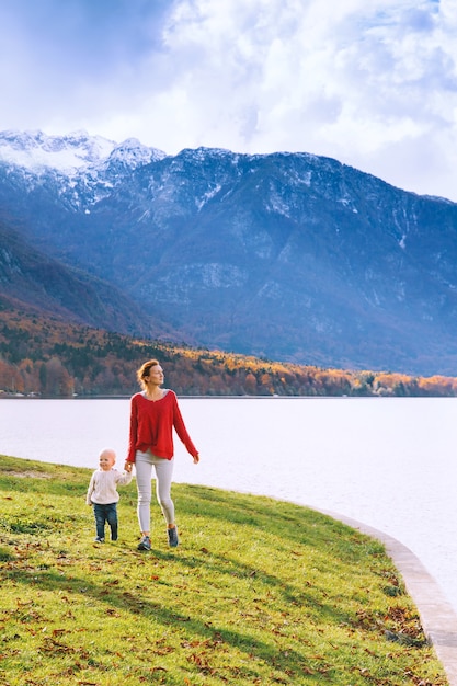 Femme et son enfant heureux sur la nature La famille passe les vacances d'automne dans un magnifique lac alpin