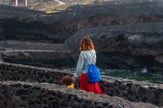 Une femme avec son fils visitant le Charco Manso sur l'île d'El Hierro en été Îles Canaries