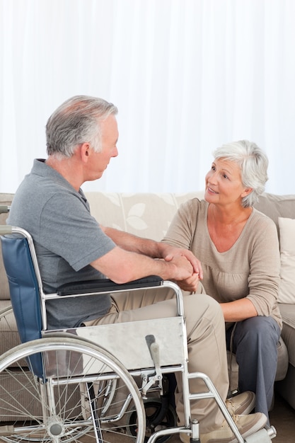 Femme avec son mari en fauteuil roulant