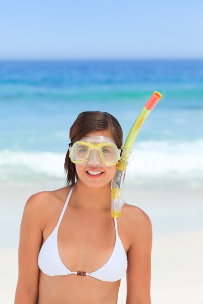 Femme avec son masque à la plage