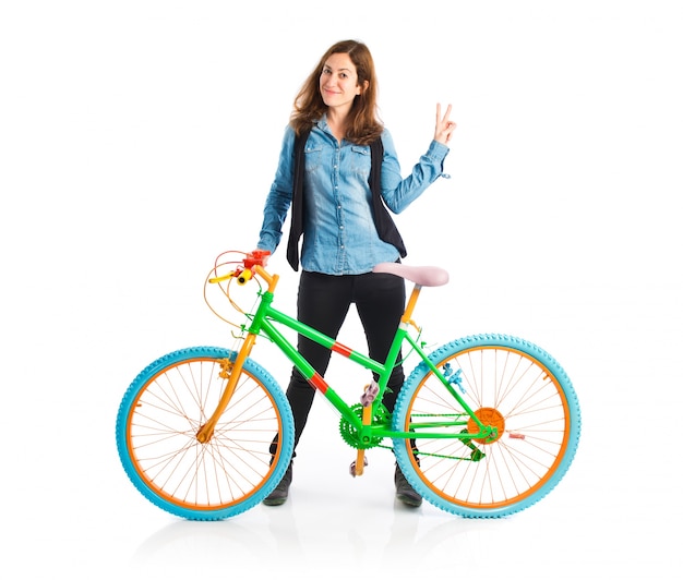 Femme avec son vélo coloré