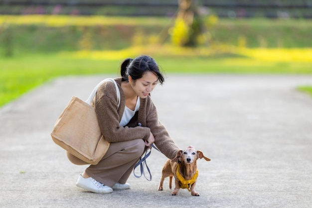 Une femme sort avec son chien.