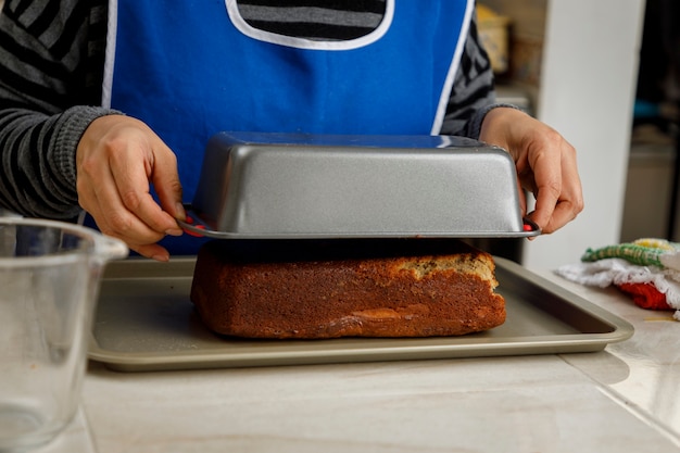 Femme sortant une crêpe du four avec ses mains Concept de cuisson à domicile