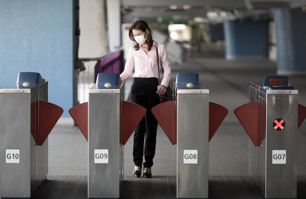 Femme sortant de la station de métro