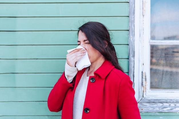 Photo femme soufflant son nez avec un mouchoir