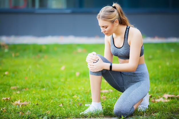 Femme, souffrance, douleur, jambe, séance entraînement