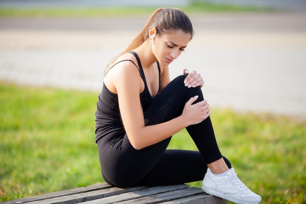 Femme souffrant de douleur dans la jambe après l'entraînement