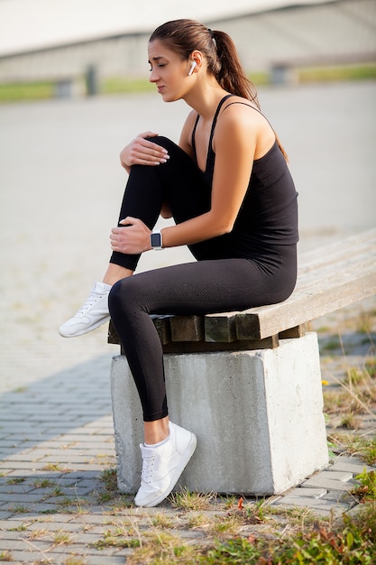 Femme souffrant de douleur dans la jambe après l'entraînement