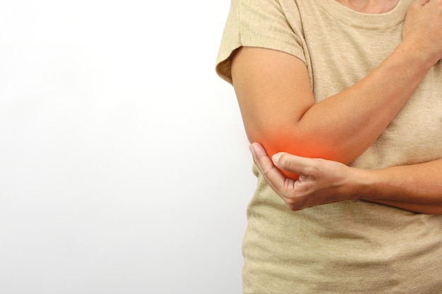 Femme souffrant de douleurs au coude sur fond blanc Concept de syndrome de soins de santé et de bureau