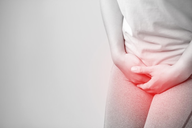 Femme souffrant de maux d'estomac ou de douleurs menstruelles souffrant de crampes menstruelles abdominales Concept de soins de santé et de gynécologie médicale