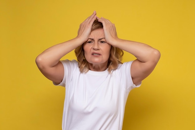 Femme souffrant de maux de tête désespérée et stressée à cause de la douleur et de la migraine