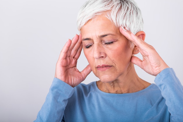 Femme souffrant de stress ou de maux de tête