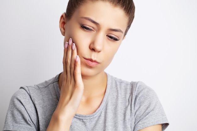 Une femme souffre de graves maux de dents