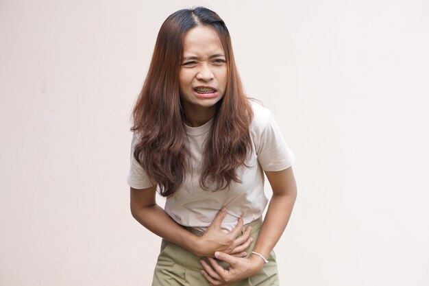 Une femme souffre de maux d'estomac Gastrite chronique Concept de ballonnement de l'abdomen x9