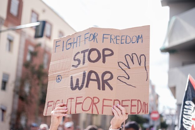 Une femme soulevant une bannière anti-guerre lors d'une manifestation anti-guerre Concept de lutte syndicale pour la paix