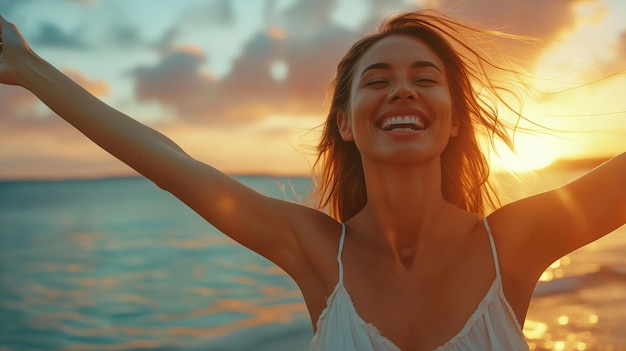 Une femme souriant au soleil sur la plage