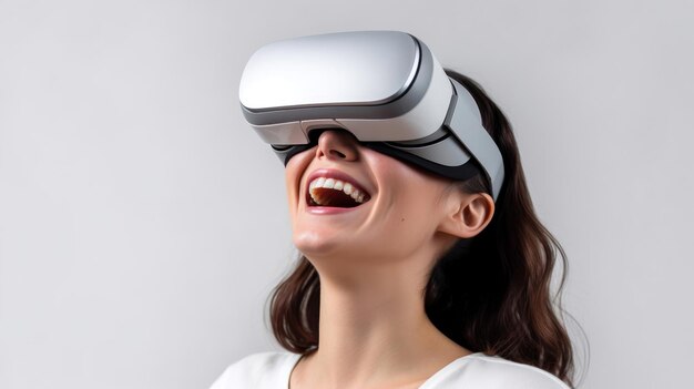 Une femme souriante de 30 ans utilisant des lunettes de réalité virtuelle