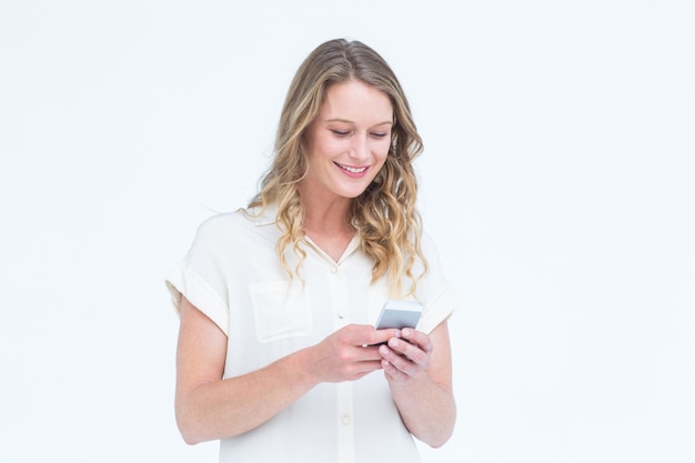 Femme souriante à l&#39;aide de smartphone