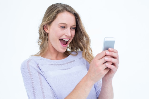 Femme Souriante à L'aide De Smartphone