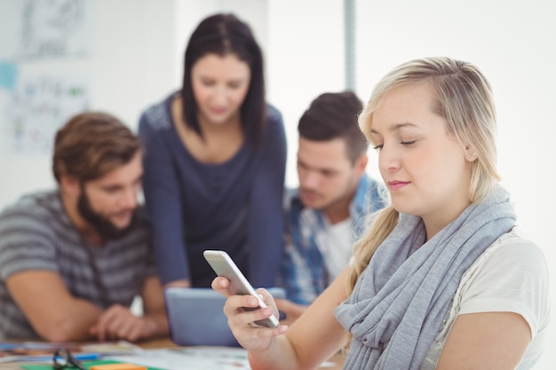 Femme souriante à l&#39;aide de smartphone