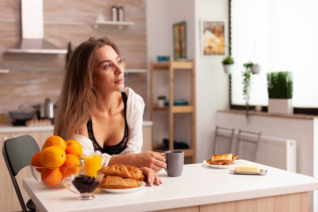 femme souriante, à, appareil-photo