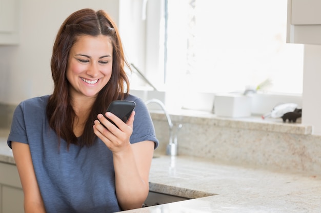 Femme souriante en appelant son amie