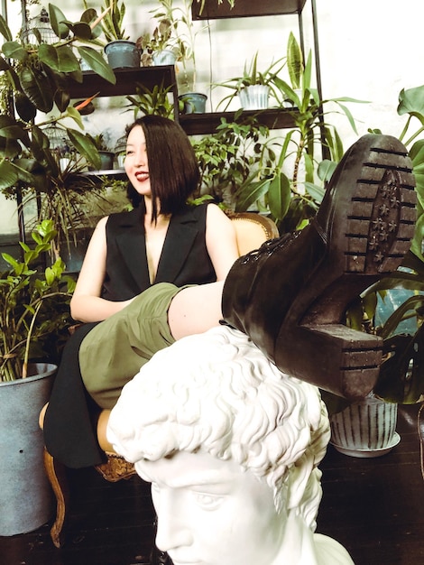 Photo une femme souriante assise sur une chaise dans une serre