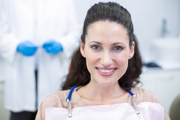 Femme souriante assise sur une chaise de dentiste