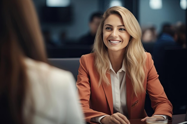 Une femme souriante assise à une table