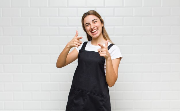 Femme souriante avec une attitude positive, réussie et heureuse