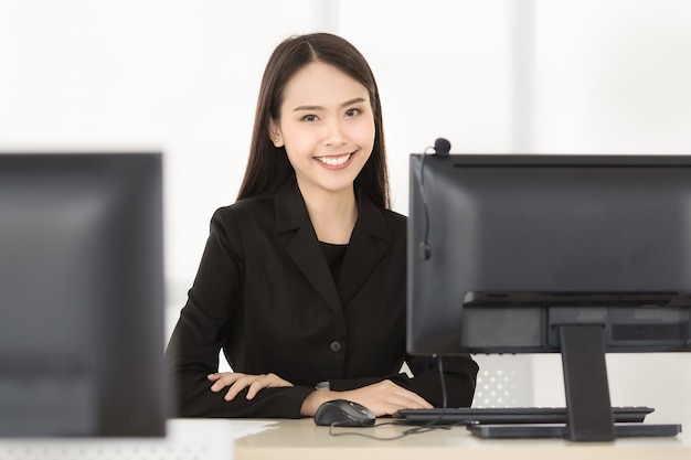 Femme souriante au bureau.