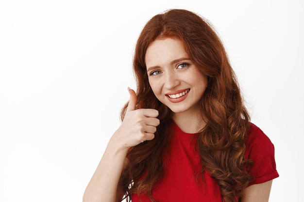 femme souriante au gingembre avec tum up on white